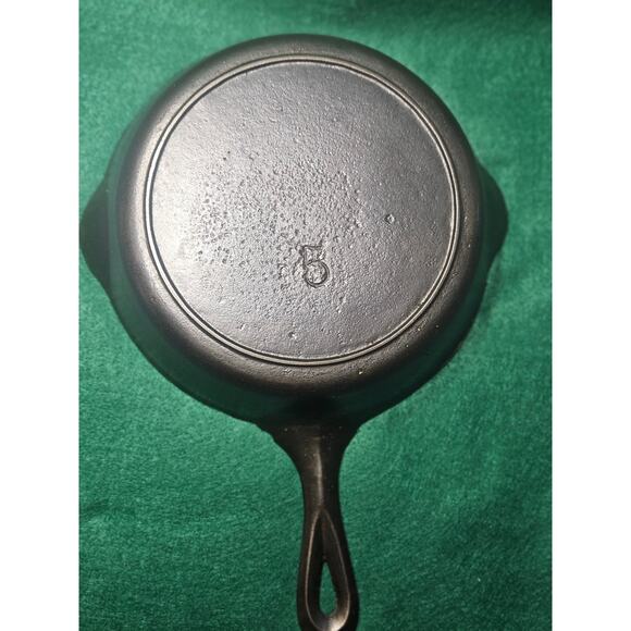 Vintage Ware 8 1/8" Inch Cast Iron Skillet No 5 with turtle trivet - Picture 5 of 10